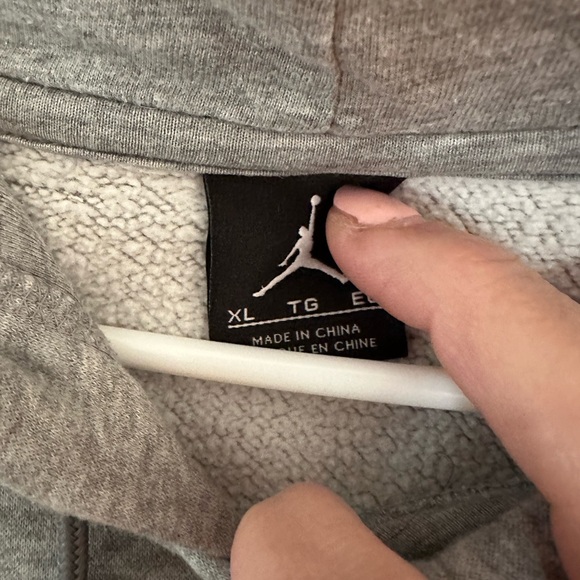 Nike Gray Men's Hoodie with Iconic Logo - Picture 4 of 4